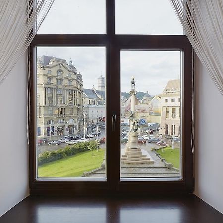 Apartment Mitskevycha Square 5 Lviv Bagian luar foto