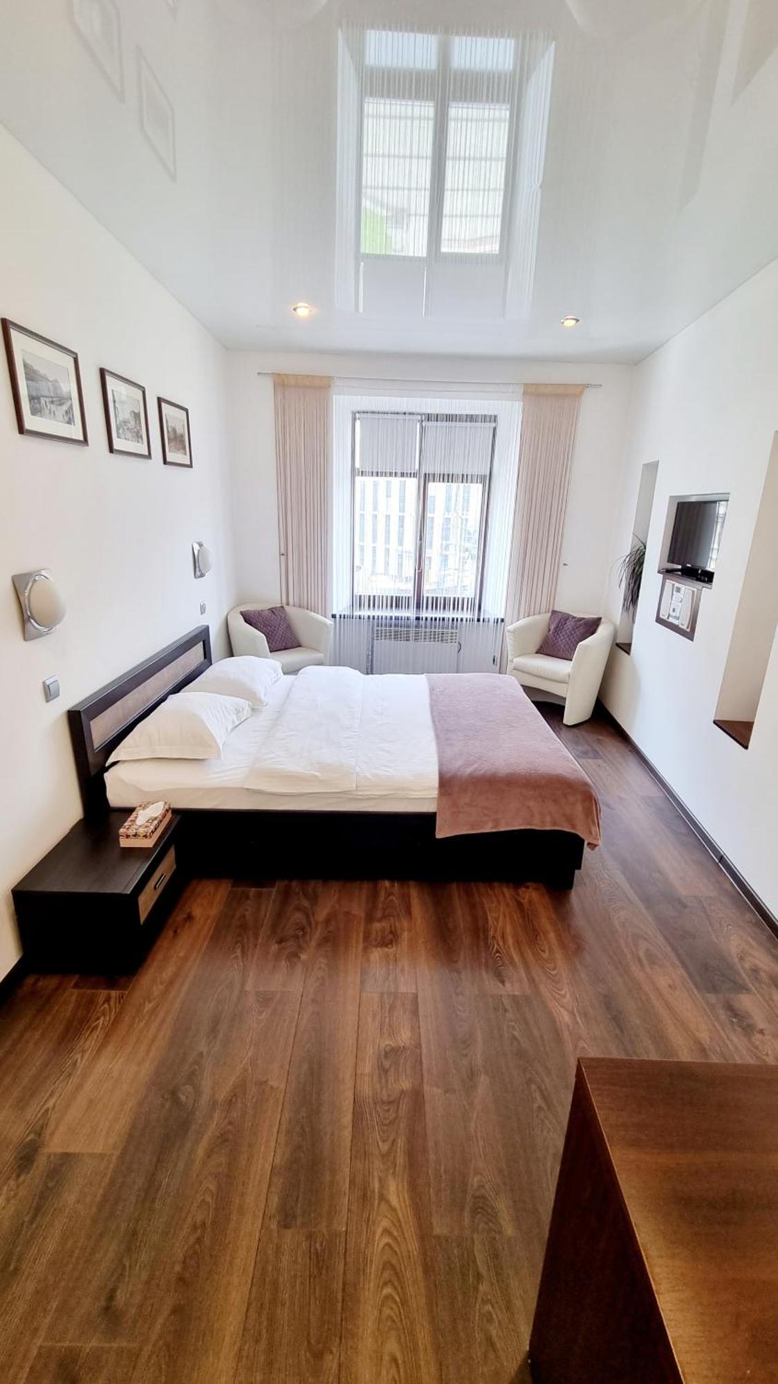 Apartment Mitskevycha Square 5 Lviv Bagian luar foto