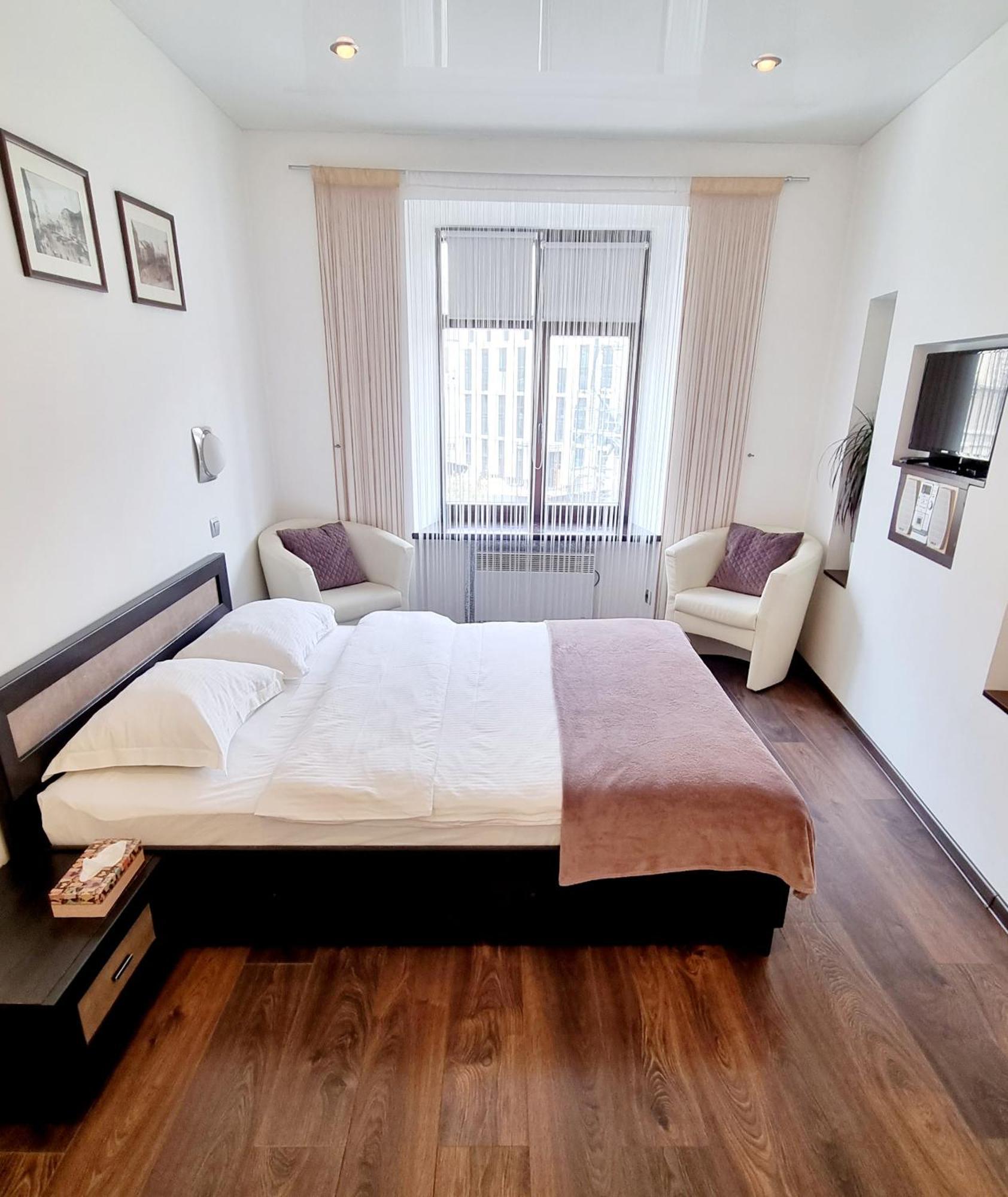Apartment Mitskevycha Square 5 Lviv Bagian luar foto