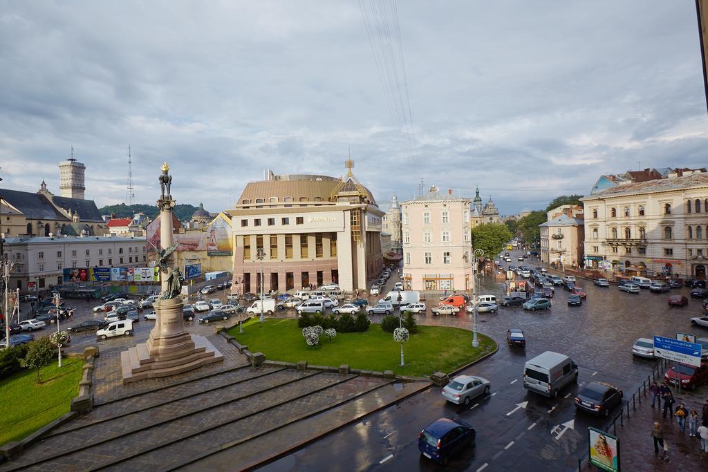 Apartment Mitskevycha Square 5 Lviv Bagian luar foto